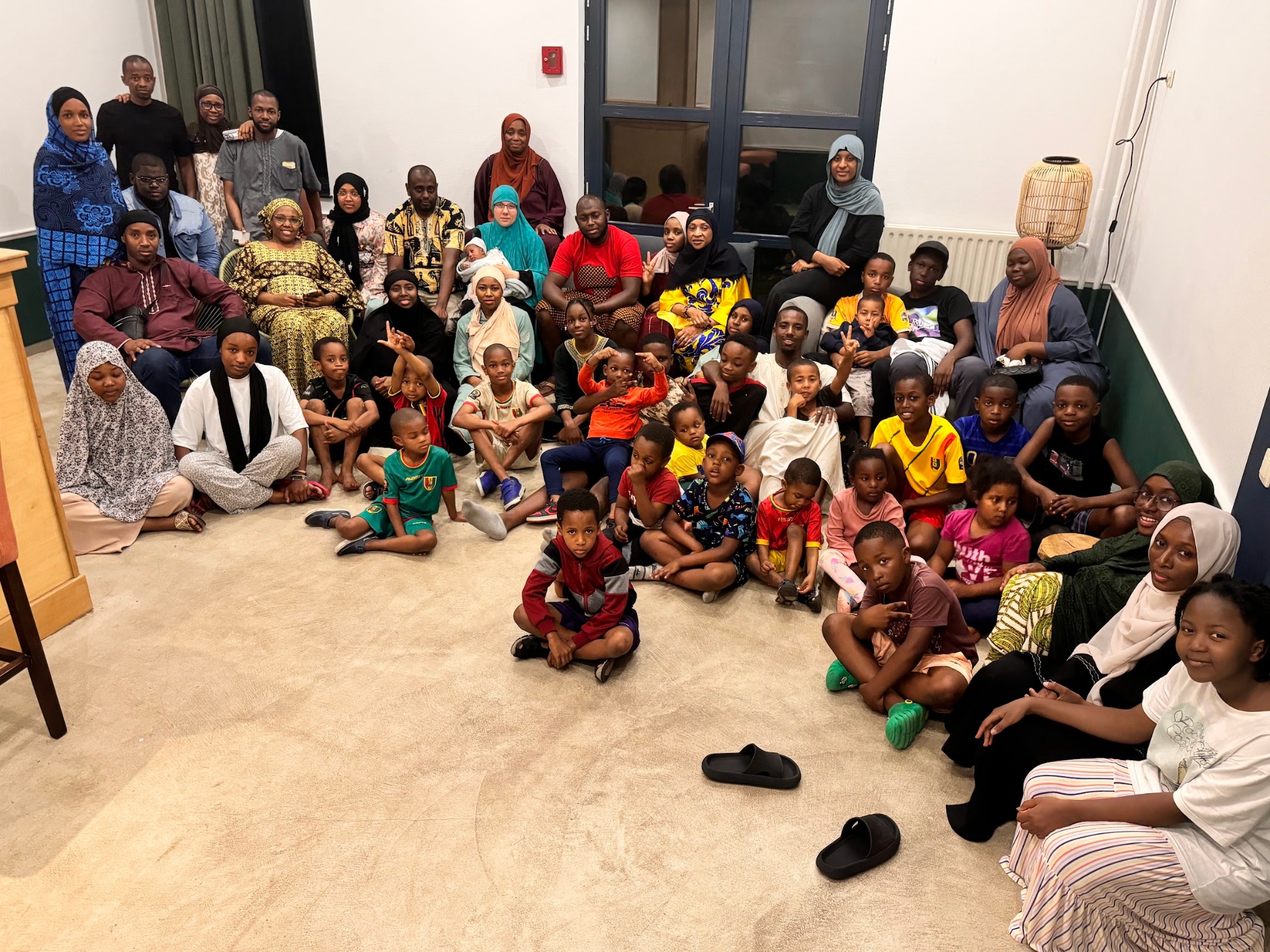 Rassemblement familial Kole United, enfants et adultes réunis
