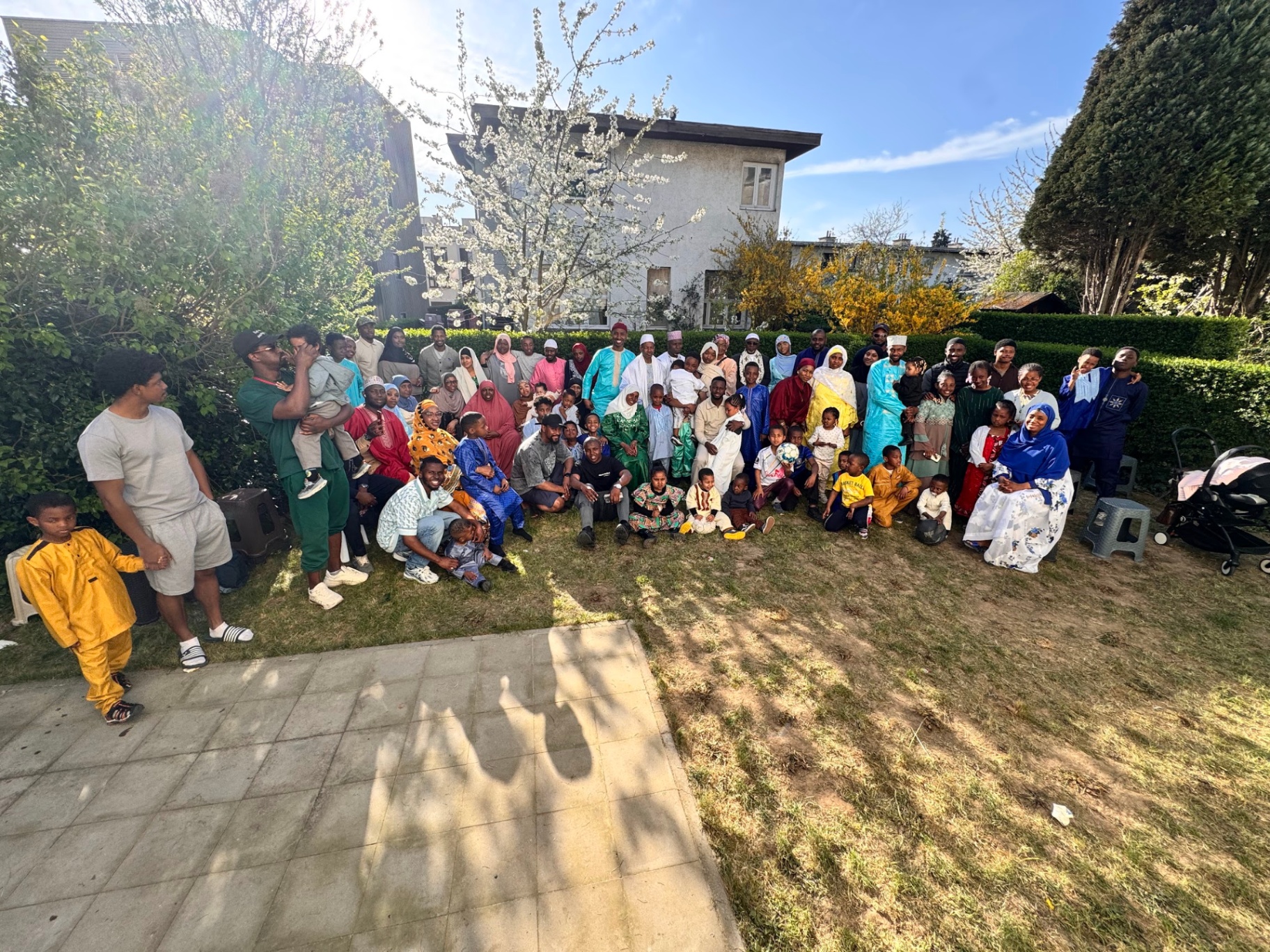 Grande célébration de la communauté Kole United dans un jardin ensoleillé