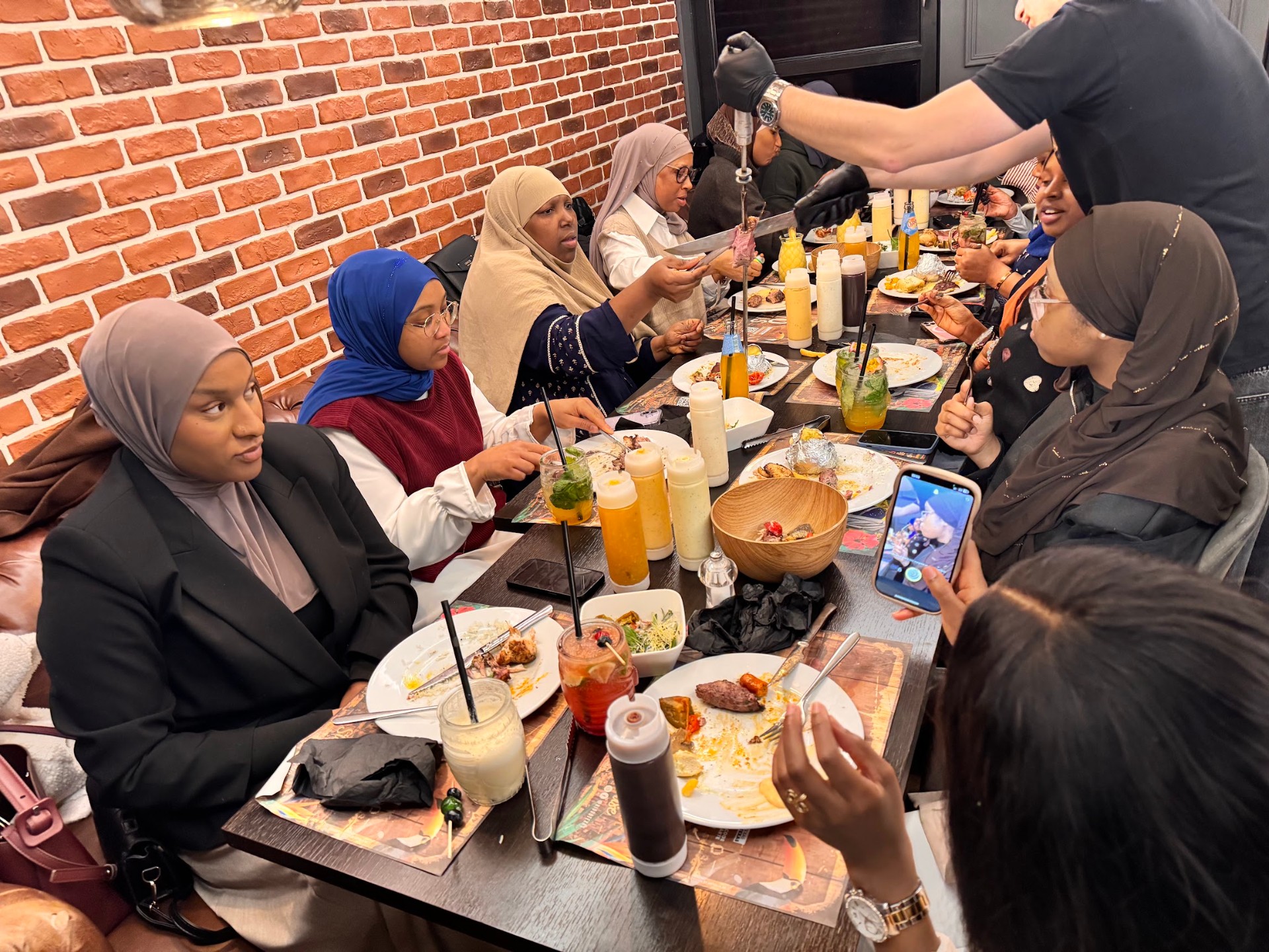 Repas de communauté entre membres